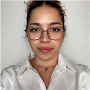 Profesora de inglés imparte clases